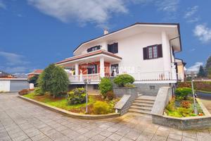 VILLA BIFAMILIARE CON TAVERNA.
