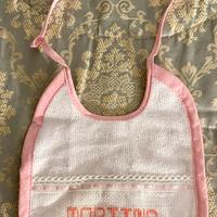 Bavaglino ricamato a mano con nome