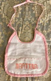 Bavaglino ricamato a mano con nome