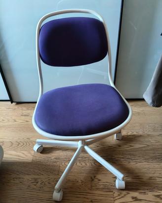 Sedia con rotelle viola ikea