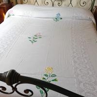Coperte in cotone pesante ricamate e traforate