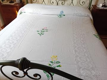 Coperte in cotone pesante ricamate e traforate