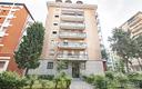 monolocale-con-cucina-separarta-e-balconata-