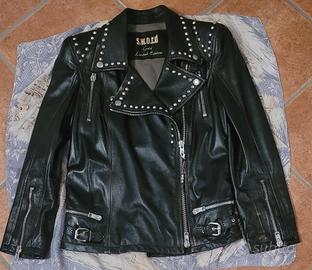 Giubbino in pelle nera con borchie