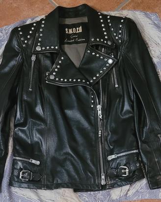 Giubbino in pelle nera con borchie