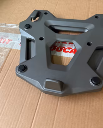 Piastra ducati performance top case