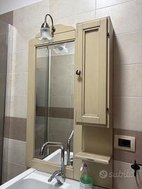 Specchio bagno con mobiletto e lampada