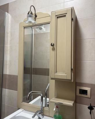 Specchio bagno con mobiletto e lampada
