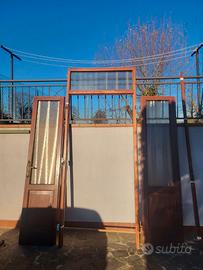 Porta a due battenti in legno con telaio, sopraluc