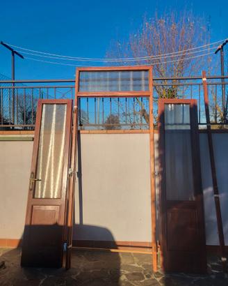Porta a due battenti in legno con telaio, sopraluc