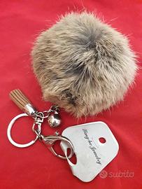 Portachiavi con palla di pelo. pendente e pallina 