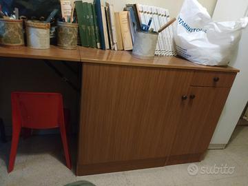 Mobili e oggetti vari.