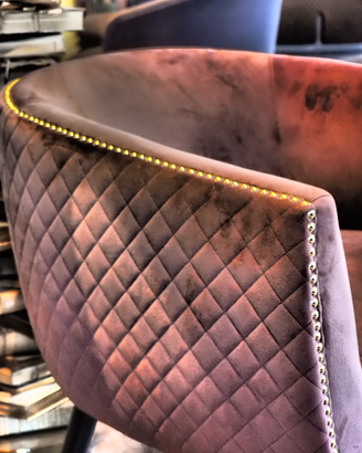 Poltroncine trapuntate rosa borchie oro