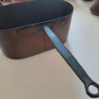 casseruola antica e vari oggetti in rame vintage