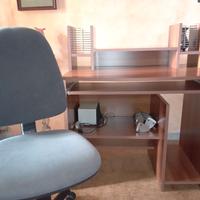 scrivania e porta pc 