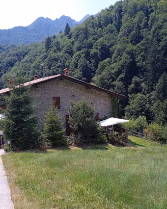 Casa immersa nel verde completamente indipendente