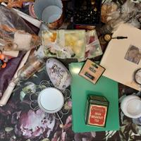 Bottoni, candele, gomitoli, oggettistica varia