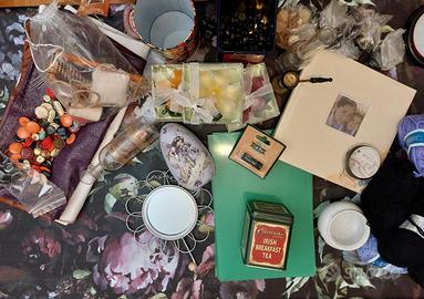 Bottoni, candele, gomitoli, oggettistica varia