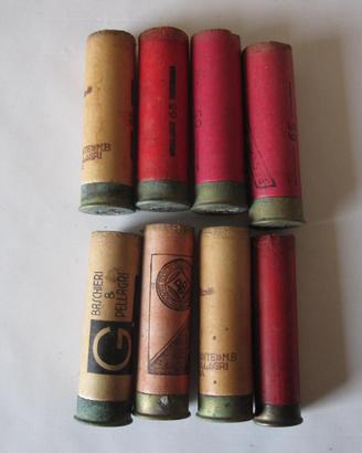 Vecchie cartucce da caccia vintage in cartone vuot