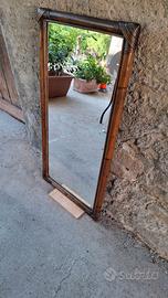 Specchio vintage con cornice in bamboo scurito