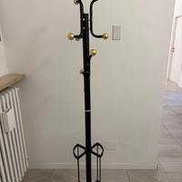 Attaccapanni da terra nero con dettagli dorati