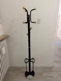 Attaccapanni da terra nero con dettagli dorati