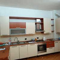 cucina con forno e lavastoviglie