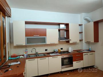 cucina con forno e lavastoviglie