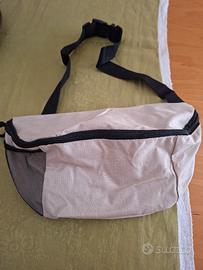 Marsupio unisex super leggero e capiente.