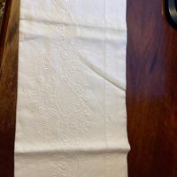 Asciugamani o lenzuolini culla ricamati a mano