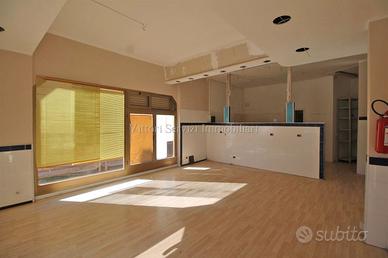 Bettolle (SI), locale commerciale fronte strada