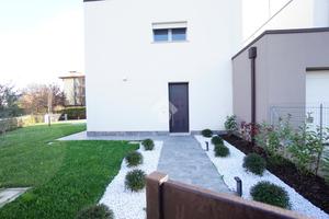 VILLA A SCHIERA D'ANGOLO A CASTELNUOVO RANGONE