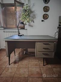 scrivania industriale vintage
