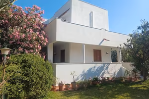 Casa indipendente con giardino