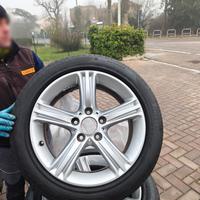 4 cerchi originali BMW da 17" gommati Pirelli
