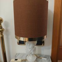 lampada in alabastro e comodino
