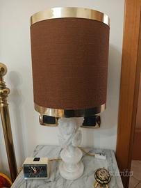 lampada in alabastro e comodino