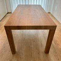 Tavolo da pranzo allungabile.