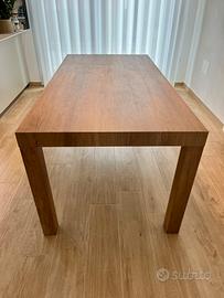 Tavolo da pranzo allungabile.