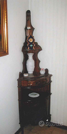 Piccola angoliera antica