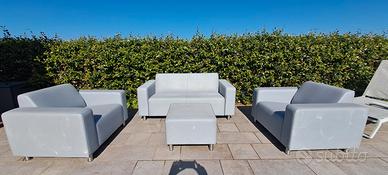 Divano esterno moderno grigio chiaro