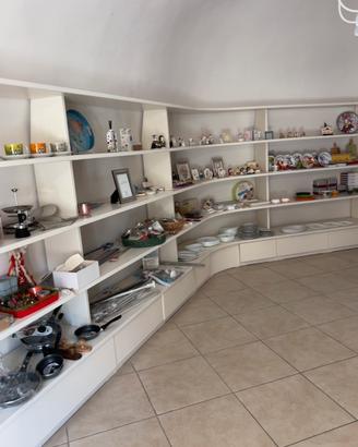 scaffali per negozio