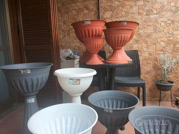 9 vasi a colonna di vari colori, altezze e diametr