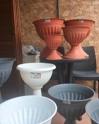 9 vasi a colonna di vari colori, altezze e diametr