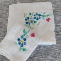 Set asciugamani mani e viso bianchi e fioriti