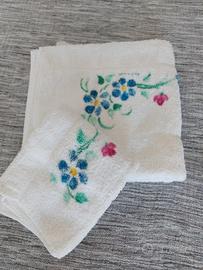 Set asciugamani mani e viso bianchi e fioriti