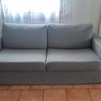 Divano grigio in tessuto intrecciato