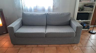 Divano grigio in tessuto intrecciato