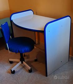 Scrivania e sedia regolabile in altezza