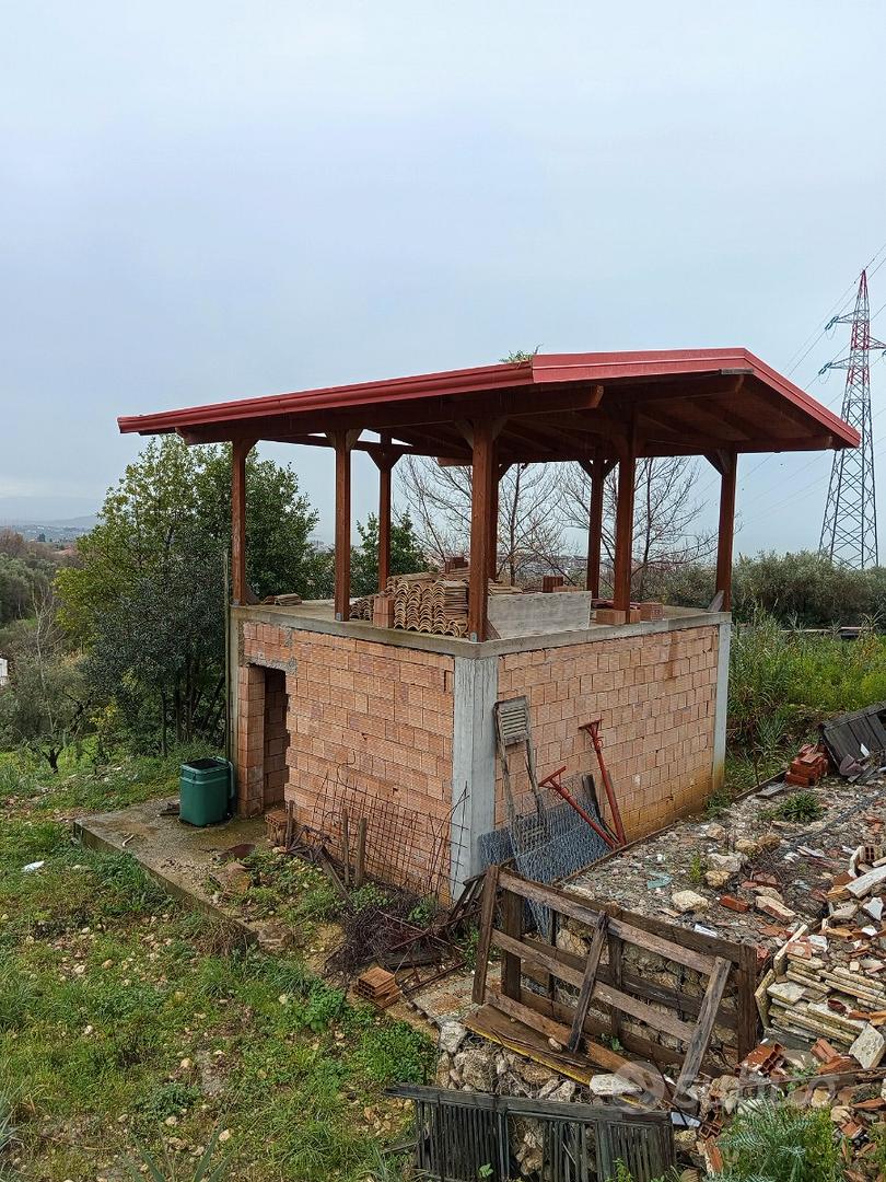 Scheletro non in regola con 2500 metri di terreno - Vista 2